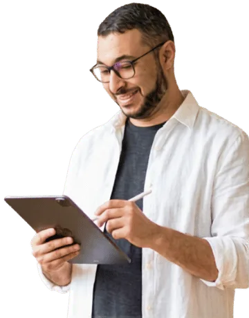 Amine, fondateur de Payrooll, avec sa tablette